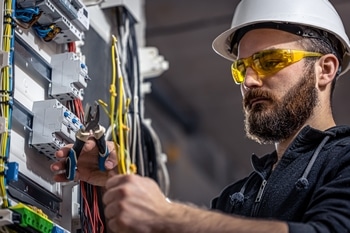 Experienced Des Moines electrical installer in WA near 98101
