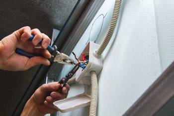 Licensed Covington residential electrician in WA near 98042